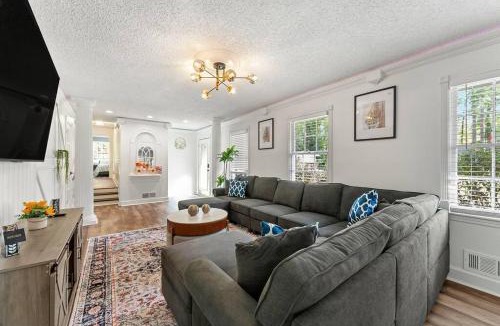 Atlanta House | 5Br Poolside Escapade Grand Vista Retreat sleeps 24