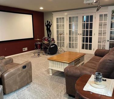 Greentree Villa | 5BRwithBand&Piano setup Private Gym Theater&Entry at Cherry Hill