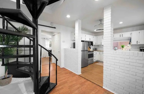 Historic Old Northeast House | 5min Drive-DTSPFlexible Guest PolicyFully Equipped KitchenPatioWasher-Dryer