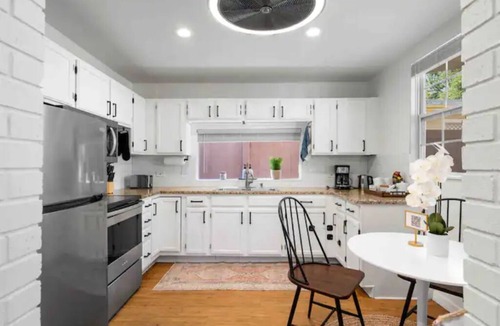 Historic Old Northeast House | 5min Drive-DTSPFlexible Guest PolicyFully Equipped KitchenPatioWasher-Dryer