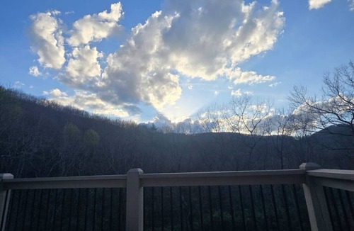 Tate Cabin | 6 ACRES RETREAT SAUNA, HOT TUB, FIRE PIT, GAMES