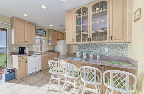 Englewood House | 6 Bedroom/5 Bathroom Direct Beachfront Home Located on the Gulf of Mexico