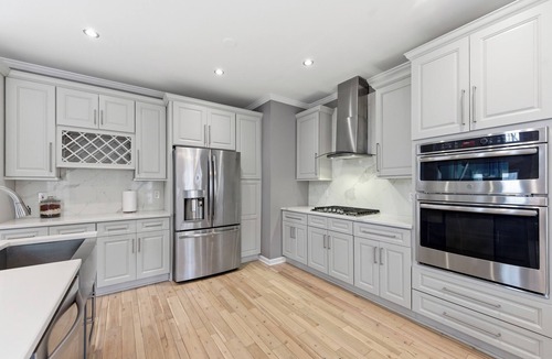 Mableton House | 6 bedrooms 4 full bathrooms 2 kitchens 16 miles to Stadium