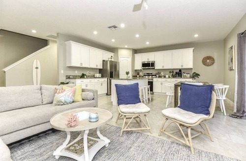 Mcelroys Belleview Villa | 6 BEDROOMs, Walk to Beach, Game Room, Parking, AC