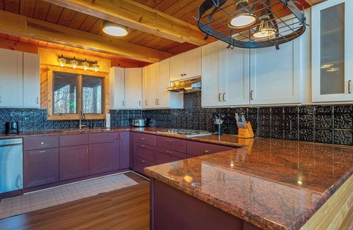 Wolf Laurel House | 6 Br Cabin~Hot Tub~Fire Pit~Min to Hatley Pointe
