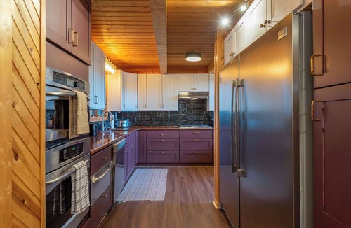 Wolf Laurel House | 6 Br Cabin~Hot Tub~Fire Pit~Min to Hatley Pointe