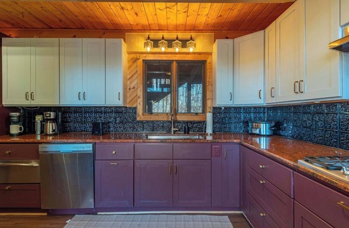 Wolf Laurel House | 6 Br Cabin~Hot Tub~Fire Pit~Min to Hatley Pointe