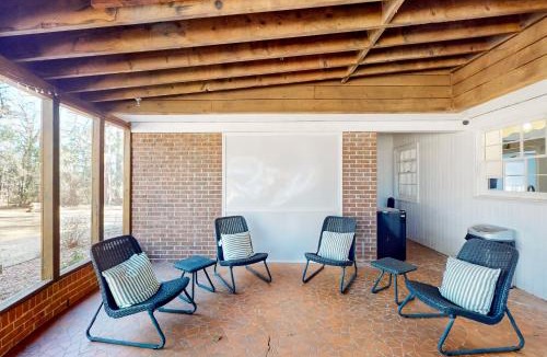 Macon House | 6 Mi to Dtwn: 'Macon Memories' Dog-Friendly Haven