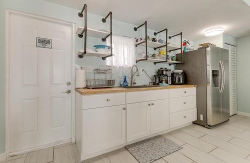 Echo Lake Apartment | 6 Mi to Riviera Beach WPB Retreat with Pool Access!