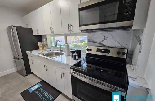 Miami Springs Apartment | 645 Airport/Top House Apt 11