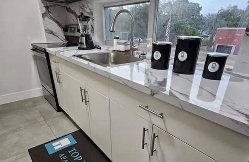 Miami Springs Apartment | 645 Airport/Top House Apt 11
