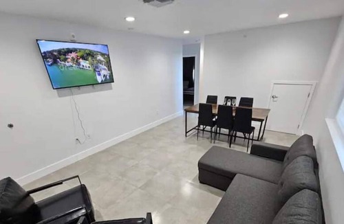 Miami Springs Apartment | 645 Airport/Top House Apt 11