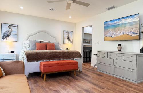Grove City House | 6BR Triplex – Walk to Marina & Lighthouse Grill