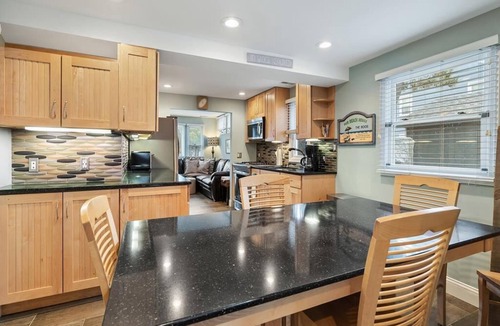 North Beach Haven House | 7-bedroom house in charming Spray Beach with WiFi, AC. Oceanside sleeps 18