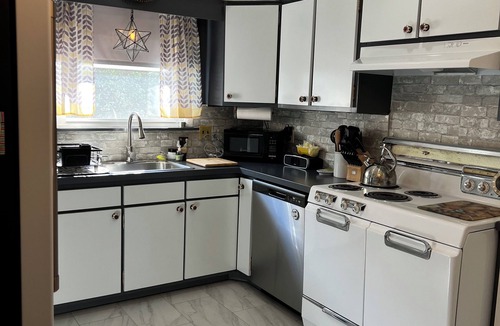 Margate City House | 7 blocks from the beach. Fenced in yard, pergola, grill, and more.