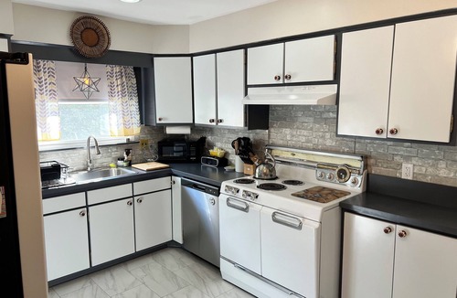 Margate City House | 7 blocks from the beach. Fenced in yard, pergola, grill, and more.