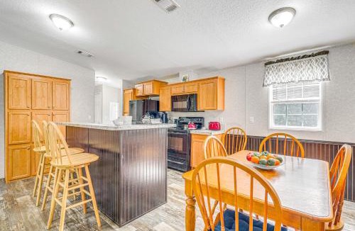 Citrus Springs House | 7 Mi to Crystal River Home with Yard and Fire Pit!