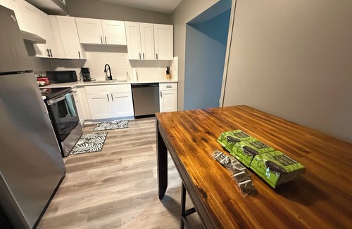 Lake Bradford -Cascade Lake House | 7 min to Doak Stadium 5 Min from Airport NEWLY renovated house!