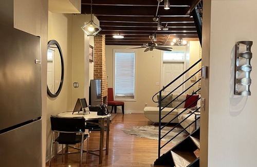Union Square House | 7 minutes from Baltimore Inner Harbor! Cozy & Chic Rowhome with a Fireplace!