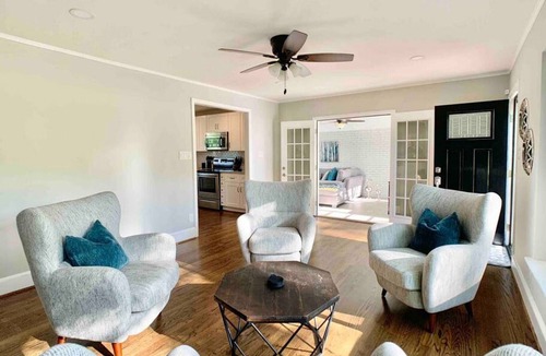 East Forest House | 727 Glendora · Sparkling GEM Min 2Uptown/Bojangles/Ovens/Matthews