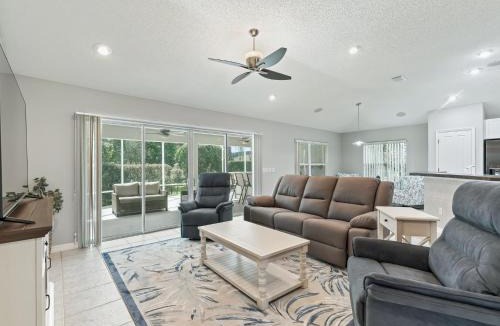 Chatham House | 7294 Z2A VILLAGE OF CHATHAM by REMAX Premier