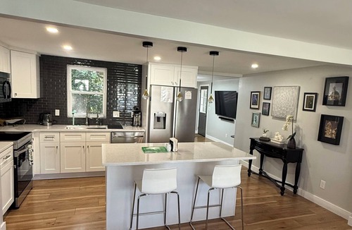 Prosperity Church Road House | 7min to Uptown - 2 Ensuites Suites w/Veranda