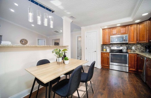 Southside House | ~8-Ball Abode Sleeps 8 Pool Basin & Pool Table~