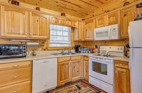 Clayton Cabin | 8 Mi to Chattooga River: Pet-Friendly Mtn Cabin