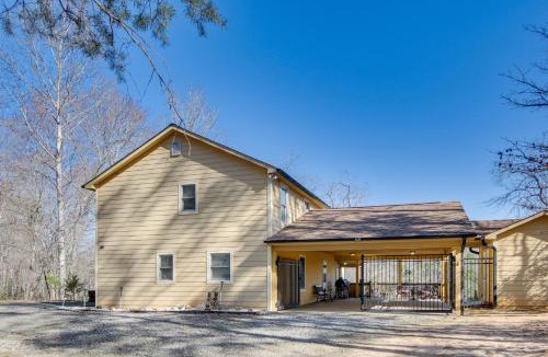 Rutherfordton House | 8 Mi to Lake Lure! Mtn-View Gem w/Furnished Deck