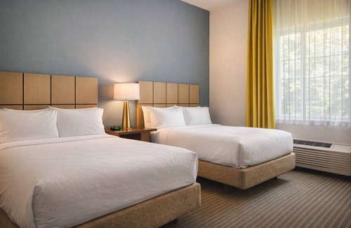 Biggar Hotel | 8 Miles Away from Fort Myers Beaches Family Room w/Kitchen and Free Parking