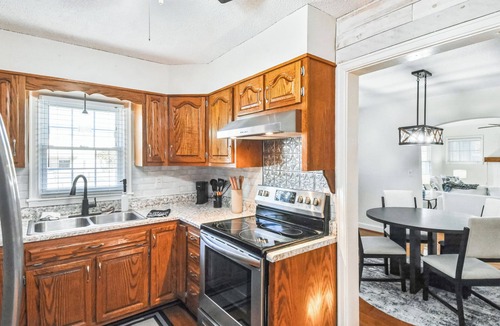 East Lake Cottage | 8 Mins to Downtown, Hospitals, Shops, Scenic Mountain Top View