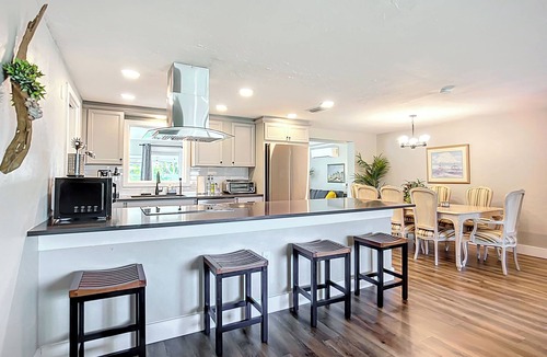 Gulf Gate Estates House | 8 Minutes to SIESTA BEACH! 3-bedrm Oasis in Sarasota - Kng, Queen, 2 full beds