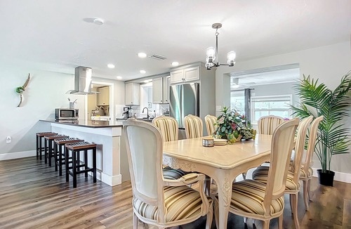 Gulf Gate Estates House | 8 Minutes to SIESTA BEACH! 3-bedrm Oasis in Sarasota - Kng, Queen, 2 full beds