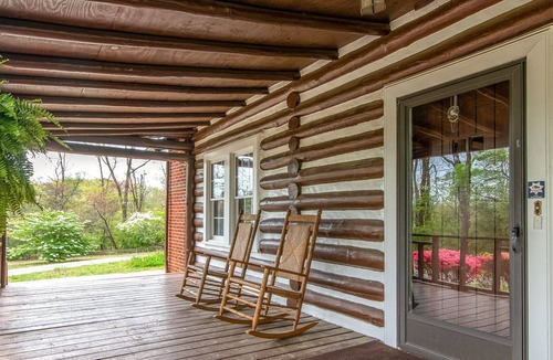 Crossville Cabin | 84 year old log cabin located in golf capital of US