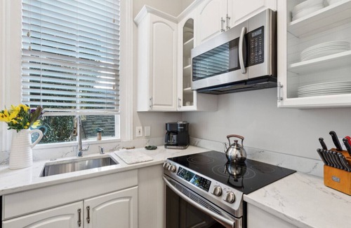 Cannonborough Elliotborough House | 8A at Saint Philip Square, One Block to King, Stylish Group Favorite