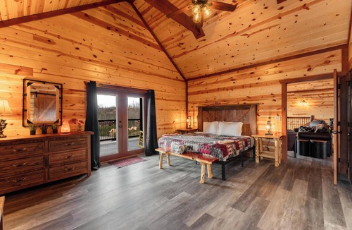 Caton Cabin | 8BR 8.5BTH Cabin sleeps 28-30 Indoor Pool&Pavilion 10min to Dollywood The Island