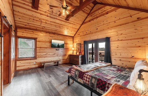 Caton Cabin | 8BR 8.5BTH Cabin sleeps 28-30 Indoor Pool&Pavilion 10min to Dollywood The Island