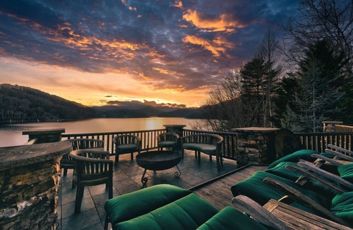 Topton Cabin | 8BR Lakefront Lodge| Hot Tub, Dock, Mountain Views