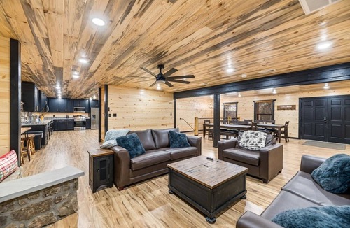 Sevierville House | 9 Bed&Ensuite Bath~Theatre~Game Room~Fire Pit~Dogs