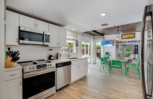 Hallandale Beach House | 9 Bedroom-resort UP TO 22 GUESTS, 11 beds, minutes to the sandy beaches