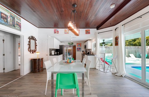 Hallandale Beach House | 9 Bedroom-resort UP TO 22 GUESTS, 11 beds, minutes to the sandy beaches