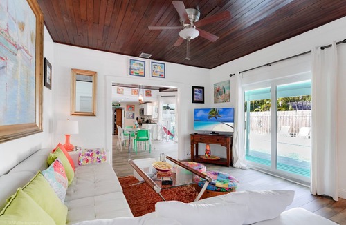 Hallandale Beach House | 9 Bedroom-resort UP TO 22 GUESTS, 11 beds, minutes to the sandy beaches