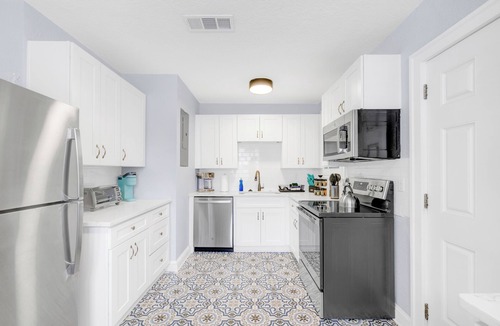 Southbank House | 917- Stylish, Pets OK, San Marco Near Hospitals