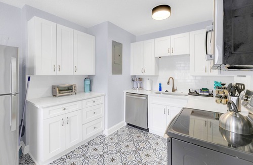 Southbank House | 917- Stylish, Pets OK, San Marco Near Hospitals