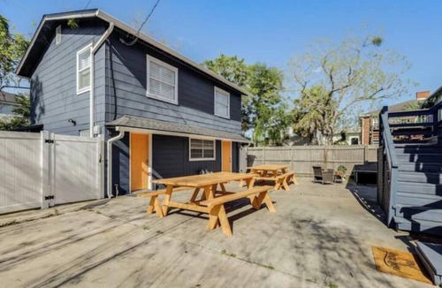 Southbank House | 919- Single Level Home, San Marco, Central, Convenient to Shops, Pets Ok