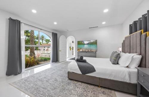 Tamarac House | 9kft Mega Retreat, Jacuzzi Tennis, Lake 11 BR