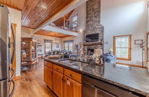 Cleveland House | A BEAR HUG - 3 BR 3.5 BA LUXURY CABIN W/GAME ROOM