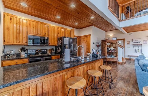 Cleveland House | A BEAR HUG - 3 BR 3.5 BA LUXURY CABIN W/GAME ROOM