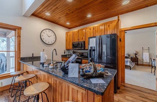 Cleveland House | A BEAR HUG - 3 BR 3.5 BA LUXURY CABIN W/GAME ROOM