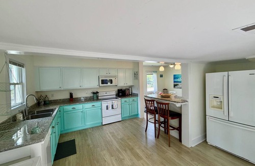 Washington Cottage | A Beautifully Kept Historic Retreat, Walking Distance to Downtown